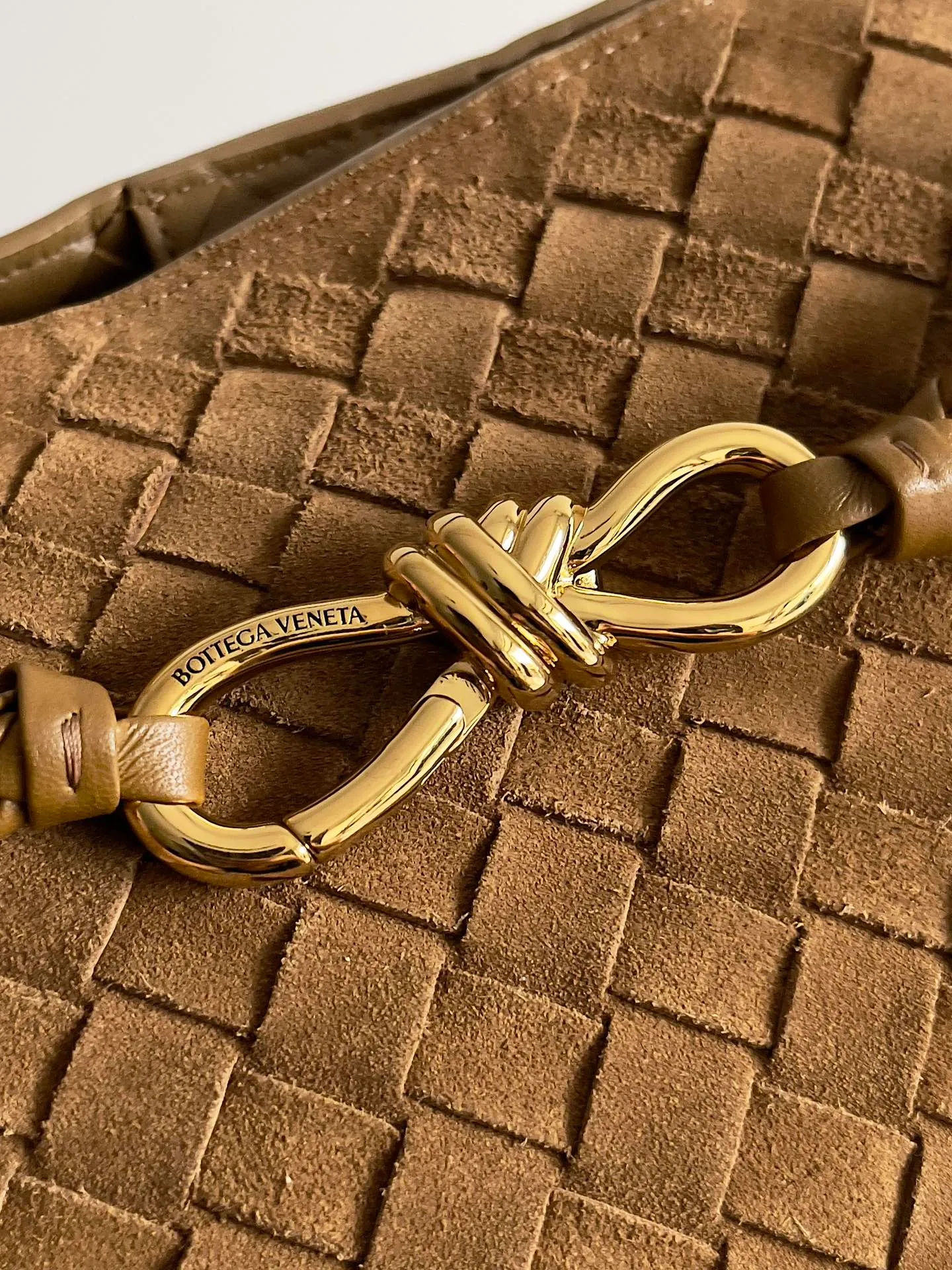 Batch 3760 Recently, the same style of bag that celebrities love is both high-end and practical. Michelle Yeoh, Kim Namjoon, Jing Boran, Tong Liya, Sun Qian, Wu Qianyu, Du Juan, Ma Yili and Bai Baihe are all carrying Bottega Veneta summer series Andiamo handbags. Andiamo has a simple structure and rounded lines. The whole piece is made of Nappa leather. It is comfortable, soft and dynamic. It adds interest to daily life and can be easily matched with various styles. Andiamo handbags are available in three sizes: small, medium and large. There are many colors to choose from, which can meet different needs. You can really carry it whether it is daily or attending events. Style number: 743575 Size: 45*22*34cm